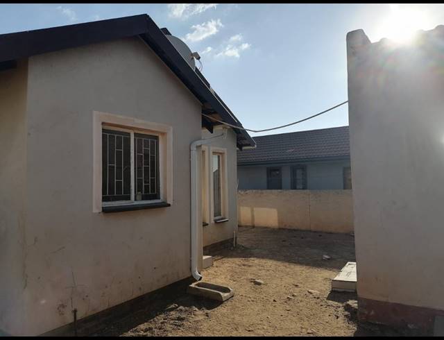 2 BEDROOM HOUSE FOR SALE IN LAKESIDE